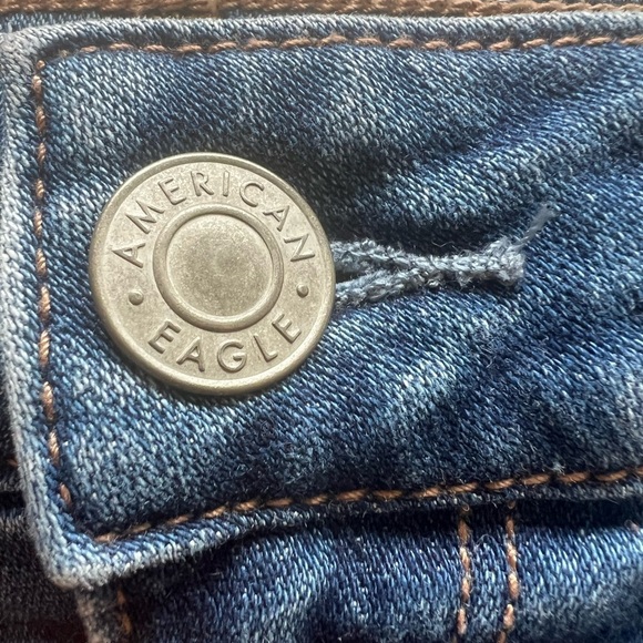 EUC American Eagle Distressed Denim Mini Skirt Size 10 🔥🔥 (D2) - Picture 7 of 14